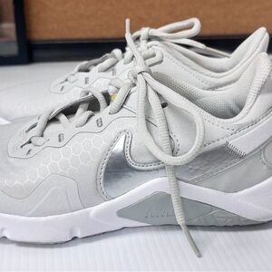 Nike Women's Light Gray and Silver Athletic Sneakers